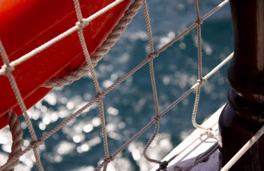 yakın çekimde can simidi, halat ağı ve eski bir tarihi geminin yan