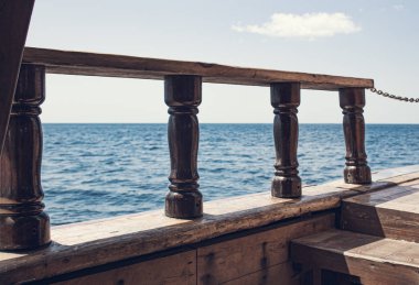 Deniz ufkunda eski ahşap gemiden manzara. Korsanlar günlerinde olduğu gibi, antik özelliklere sahip Vintage gemi