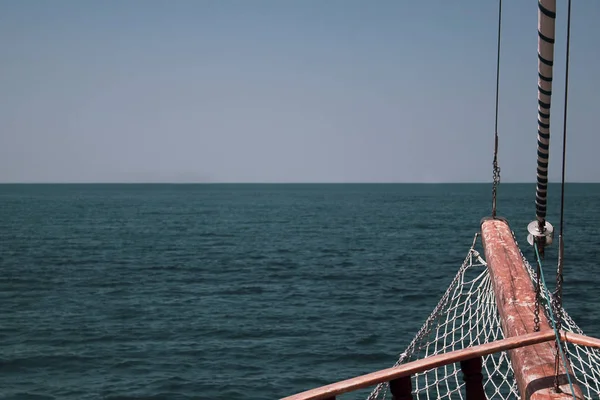 Boeg Van Het Schip Tegen Zeehorizon Met Een Rooster Stalen — Stockfoto