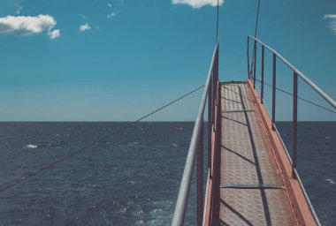 Gemideki köprü, açık denize atlamak için önde gidiyor. Yukarı korkuluk ile demir sıçrama tahtası