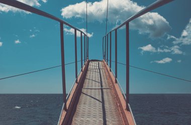 Gemideki köprü, açık denize atlamak için önde gidiyor. Yukarı korkuluk ile demir sıçrama tahtası