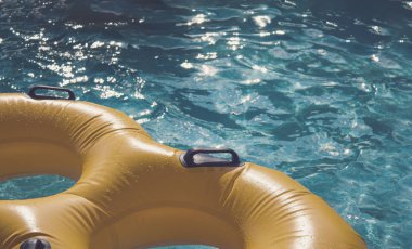 Su kaydırak ile sürme için çift sarı şişme daire su parkı havuzda yüzer