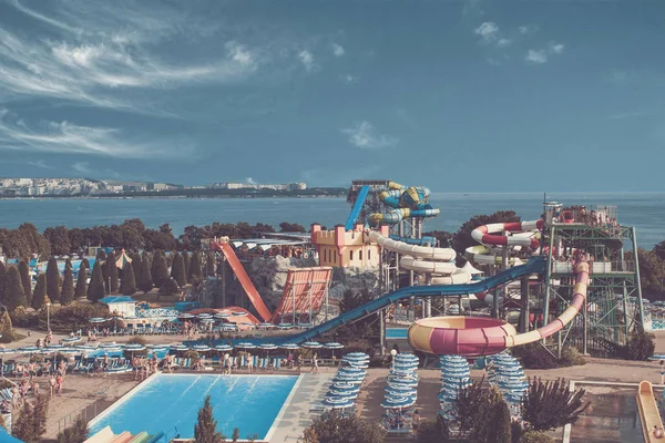 Slaytlar ve eğlence çok büyük açık su Parkı. Su Parkı'nın kuş bakışı görünümü. Su Parkı, şehir ve deniz/okyanus manzaralı deniz manzarası.