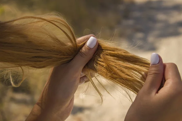 Mädchen Mit Trockenem Sprödem Haar Spröde Beschädigte Spitzen Haarausfall — Stockfoto