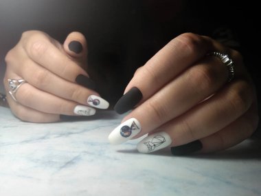 Temiz ve temiz manikür beyaz ve siyah kaplama tasarım gezegen ve baykuşlar ile