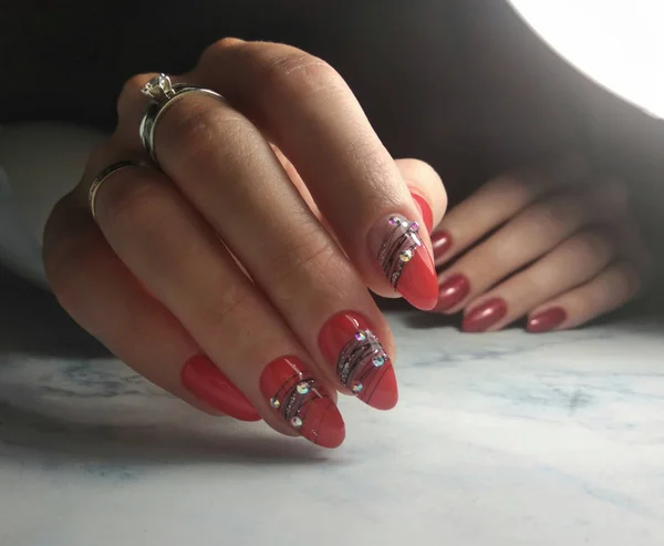 손톱은 빨간색 다이아몬드와 스팽글이있는 거미줄 형태의 오리지널 디자인 — 스톡 사진
