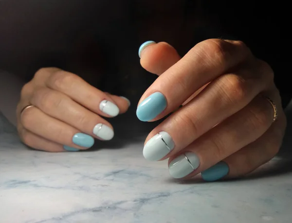 浅蓝色短指甲涂层 具有白色色调和银色条纹设计 — 图库照片