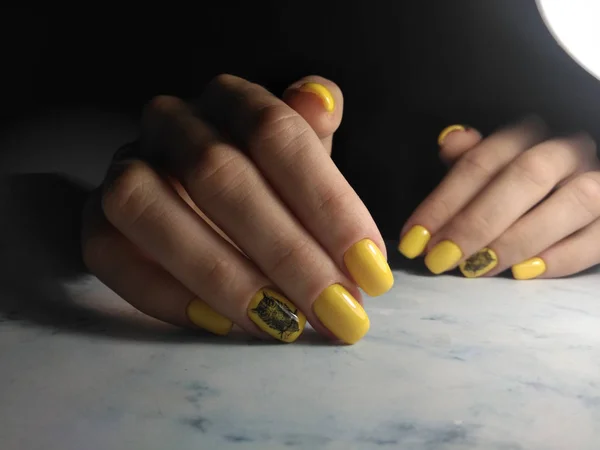 Żółty Błyszczący Żel Polski Manicure Czarną Sowa Malowane Palec Serdeki — Zdjęcie stockowe