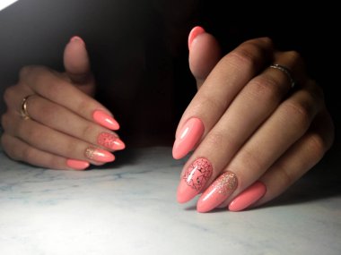 Uzun yuvarlak pembe tırnaklar. Jel Lehçe tasarım geometrik aslan ve degrade gümüş sprinkles ile