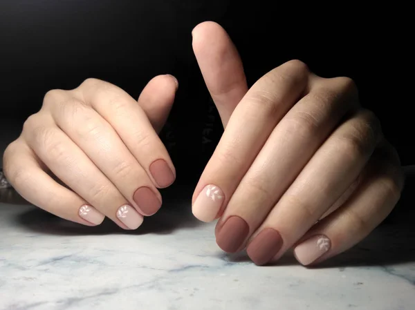 Delikatny Manicure Kawy Białym Designie Krótkie Kwadratowe Paznokcie Brązowo Beżowy — Zdjęcie stockowe