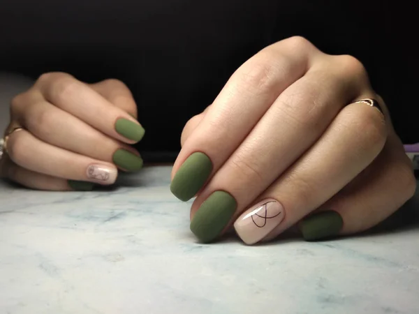 Lange Nagels Met Manicure Coating Gellak Mat Groen Met Camouflage — Stockfoto