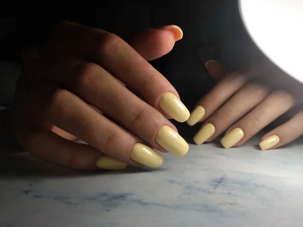 ゲルポリッシュ付き長角爪 デザインなし淡黄色のコーティングできれいなマニキュア — ストック写真