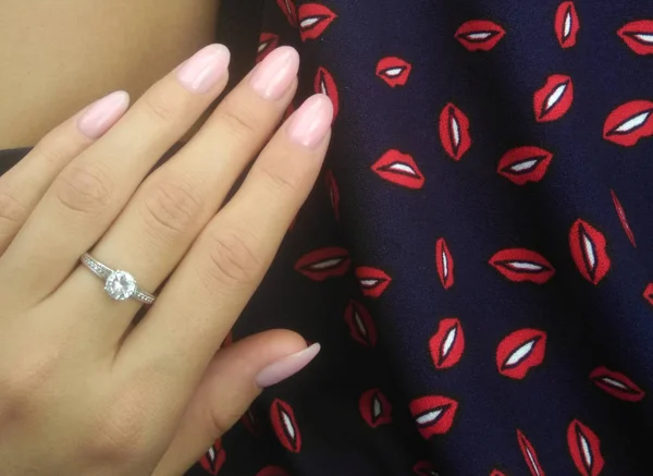 Meisje Toont Haar Hand Met Manicure Roze Gel Polish Achtergrond — Stockfoto
