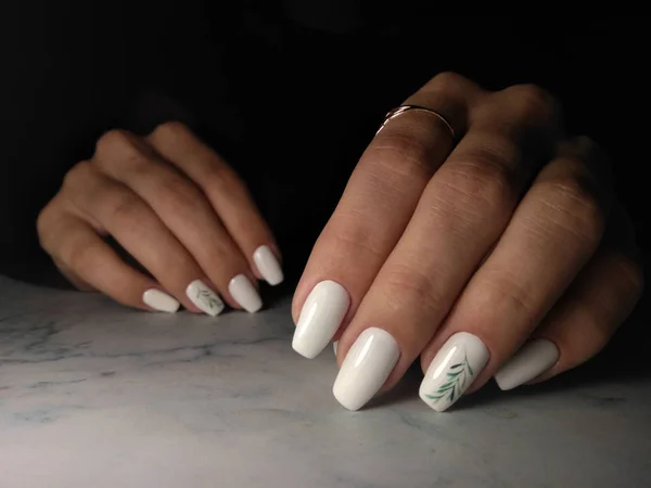 Sneeuwwitte Gel Polish Met Een Groene Takje Lange Vierkante Nagels — Stockfoto