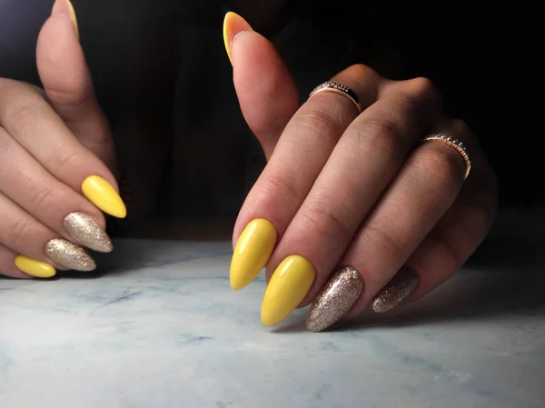 Gele Gel Polish Met Gouden Pailletten Lang Puntige Nagels Met — Stockfoto