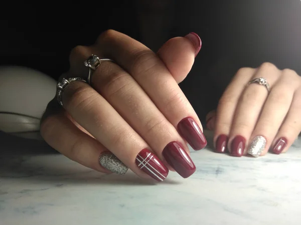 Jasny Burgundzki Manicure Srebrnym Designie Długie Kwadratowe Paznokcie Czerwonym Żelem — Zdjęcie stockowe