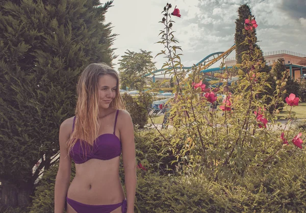 Charmante Schlanke Mädchen Bikini Mit Nassen Haaren Auf Dem Hintergrund — Stockfoto