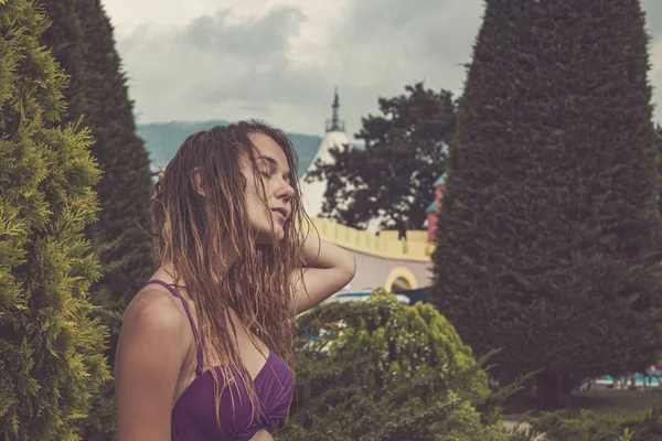 Charmante Schlanke Mädchen Bikini Mit Nassen Haaren Auf Dem Hintergrund — Stockfoto