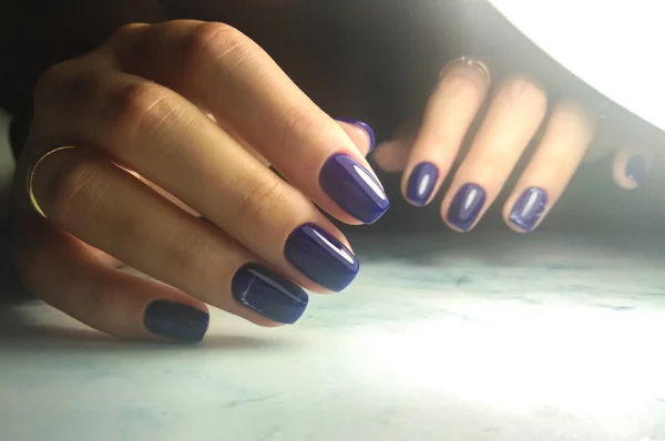 Laca Gel Azul Escuro Com Design Mármore Manicure Com Revestimento — Fotografia de Stock