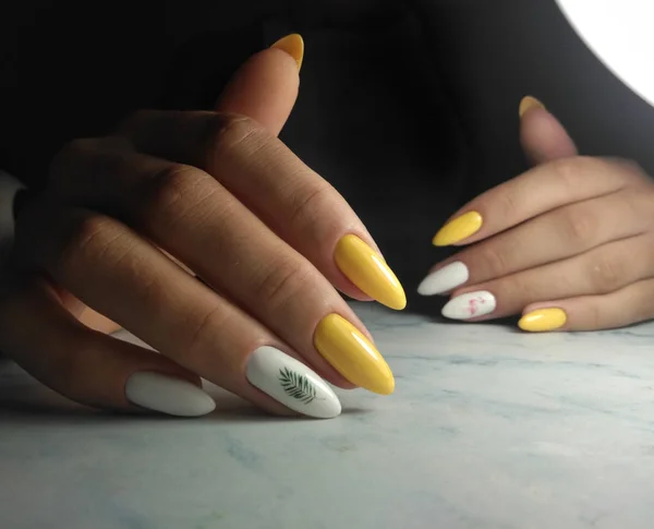 Gele Gel Polish Lange Puntige Nagels Met Wit Ontwerp Tekeningen — Stockfoto