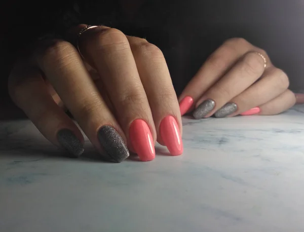 Manicura Colorida Con Acabado Rosa Brillante Clavos Cuadrados Largos Con —  Fotos de Stock