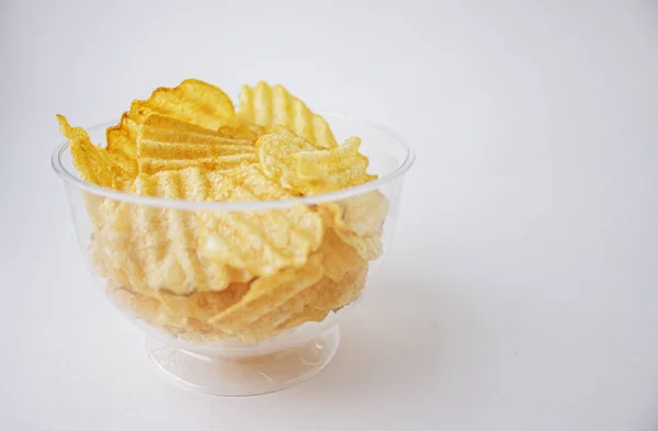 Aardappelchips Helder Glas Gele Gegroefde Aardappelchips Een Glazen Kom — Stockfoto