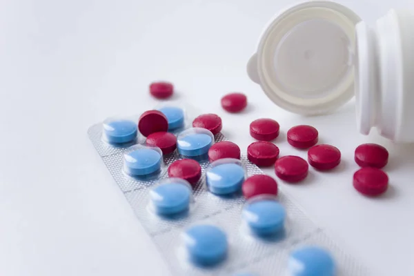 Beyaz Arka Planda Kırmızı Mavi Haplar Toplayan Mavi Tabletlerin Yanındaki — Stok fotoğraf
