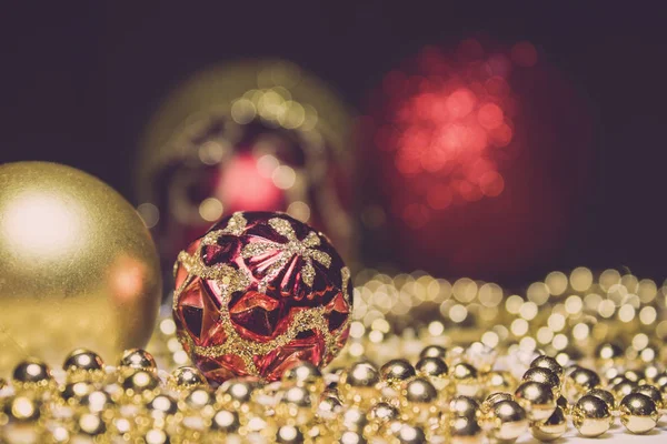 Kerst Speelgoed Goud Rood Met Gouden Kralen Tafel Rode Bal — Stockfoto