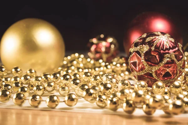 Kerst Speelgoed Met Kralen Tafel Een Zwarte Achtergrond Gouden Kralen — Stockfoto