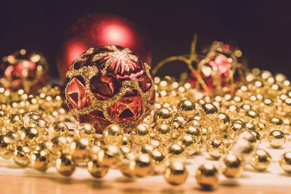 Kerst Speelgoed Met Kralen Tafel Een Zwarte Achtergrond Gouden Kralen — Stockfoto
