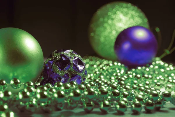 Kerstspeelgoed Groen Blauw Met Glanzende Groene Kralen Tafel Blauwe Bal — Stockfoto