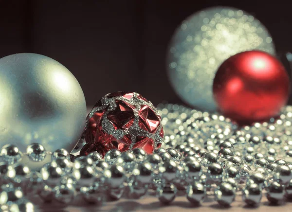 Kerstspeelgoed Zilver Rood Met Glanzende Zilveren Kralen Tafel Rode Bal — Stockfoto