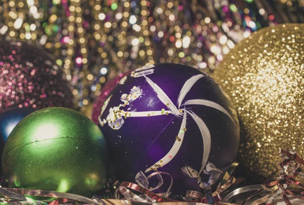 Veel Gekleurde Ballen Voor Kerstboom Met Glanzend Knutsel Kerstspeelgoed Van — Stockfoto