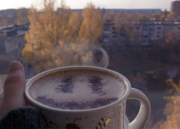 Kahvaltı Için Tarçınlı Bir Kupa Kapuçino Kahve Köpüğünün Üzerinde Gülen — Stok fotoğraf
