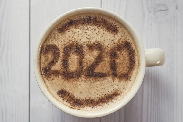 卡布奇诺杯 早餐用肉桂 肉桂粉在咖啡泡沫上撒满了2020年的数字 咖啡泡沫上新年的象征 早上一杯加热卡布奇诺咖啡 — 图库照片