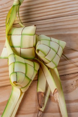 Ahşap arka planda ketupat torbalar