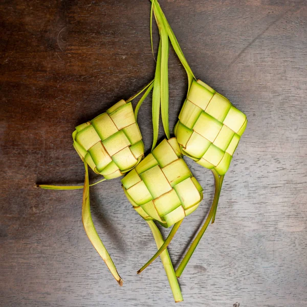 Ahşap arka planda ketupat torbalar — Stok fotoğraf