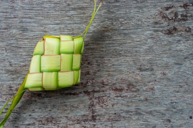 Desenli arka planda ketupat torbaları.