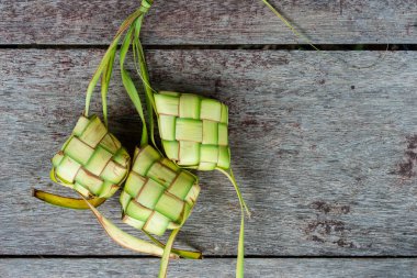 Desenli arka planda ketupat torbaları.