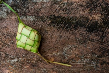 Desenli arka planda ketupat torbaları.