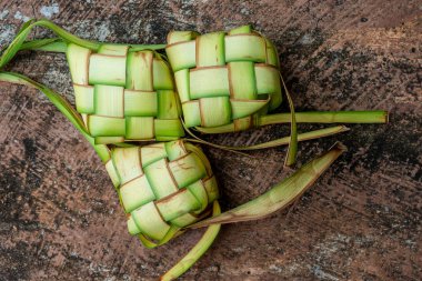 Desenli arka planda ketupat torbaları. 