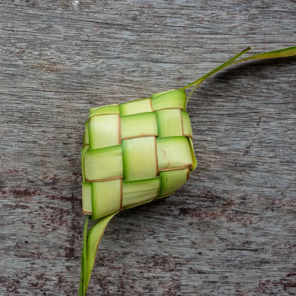 图案背景下的 ketupat 袋. — 图库照片