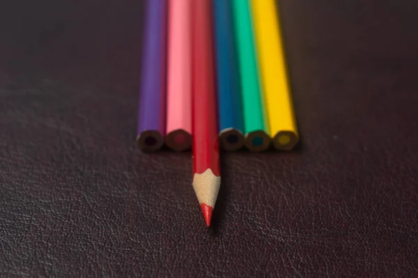 Ser diferente - Bodegón Conceptual - Lápices de color en aislado —  Fotos de Stock