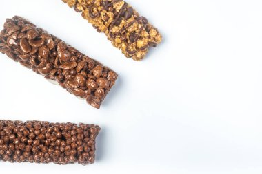 Beyaz arka planda Çikolata Kahvaltı Bar Üç Çeşitleri. 