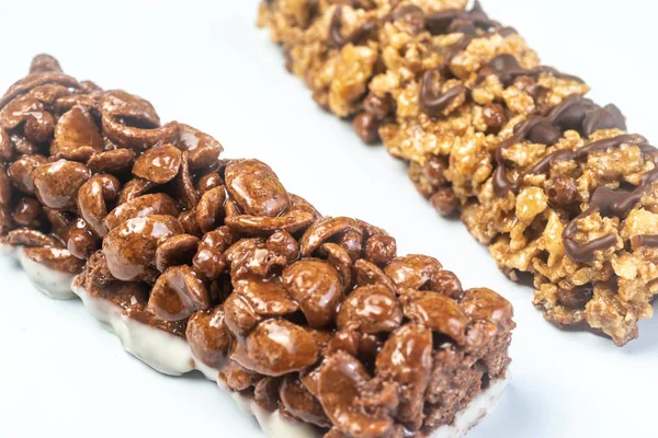 Drie soorten chocolade ontbijtbar op witte achtergrond. — Stockfoto