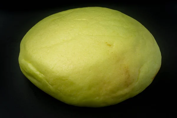 Japońska przekąska-zielony melon Pan na czarnym tle — Zdjęcie stockowe
