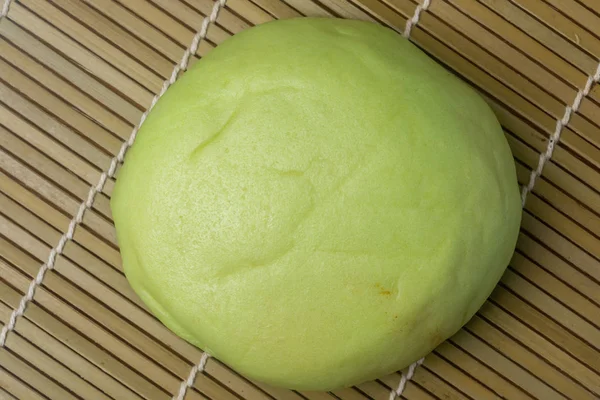 Japanischer Imbiss - grüne Melonenpfanne auf Rattanmatte — Stockfoto
