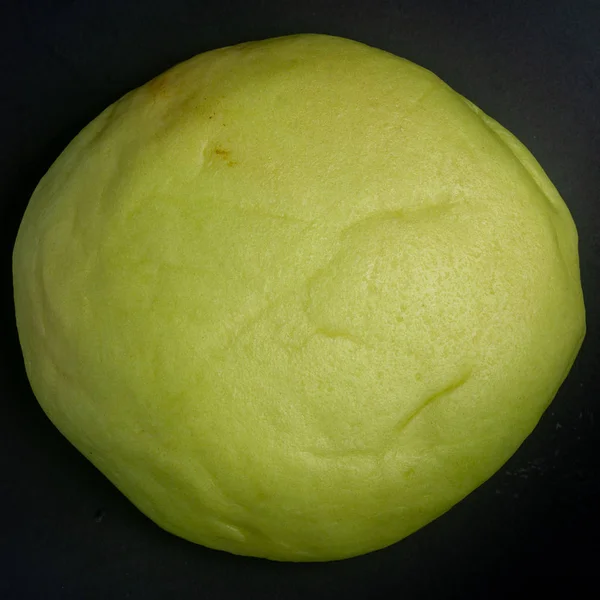 Japanskt mellanmål-grön melon Pan på svart bakgrund — Stockfoto