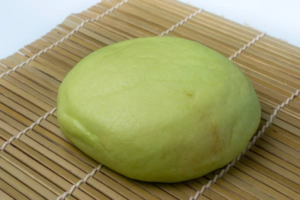 Japanischer Imbiss - grüne Melonenpfanne auf Rattanmatte — Stockfoto