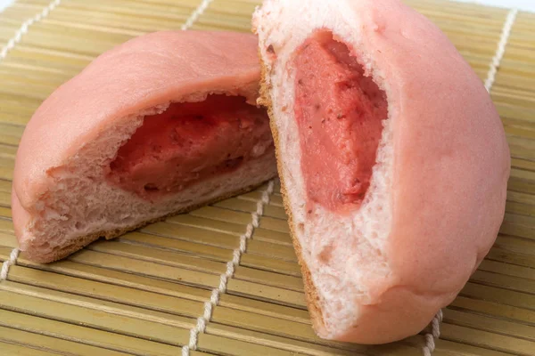 Ιαπωνικό σνακ-ροζ πεπόνι τηγάνι σε χαλάκι μπαμπού. Γεύση φράουλας — Φωτογραφία Αρχείου